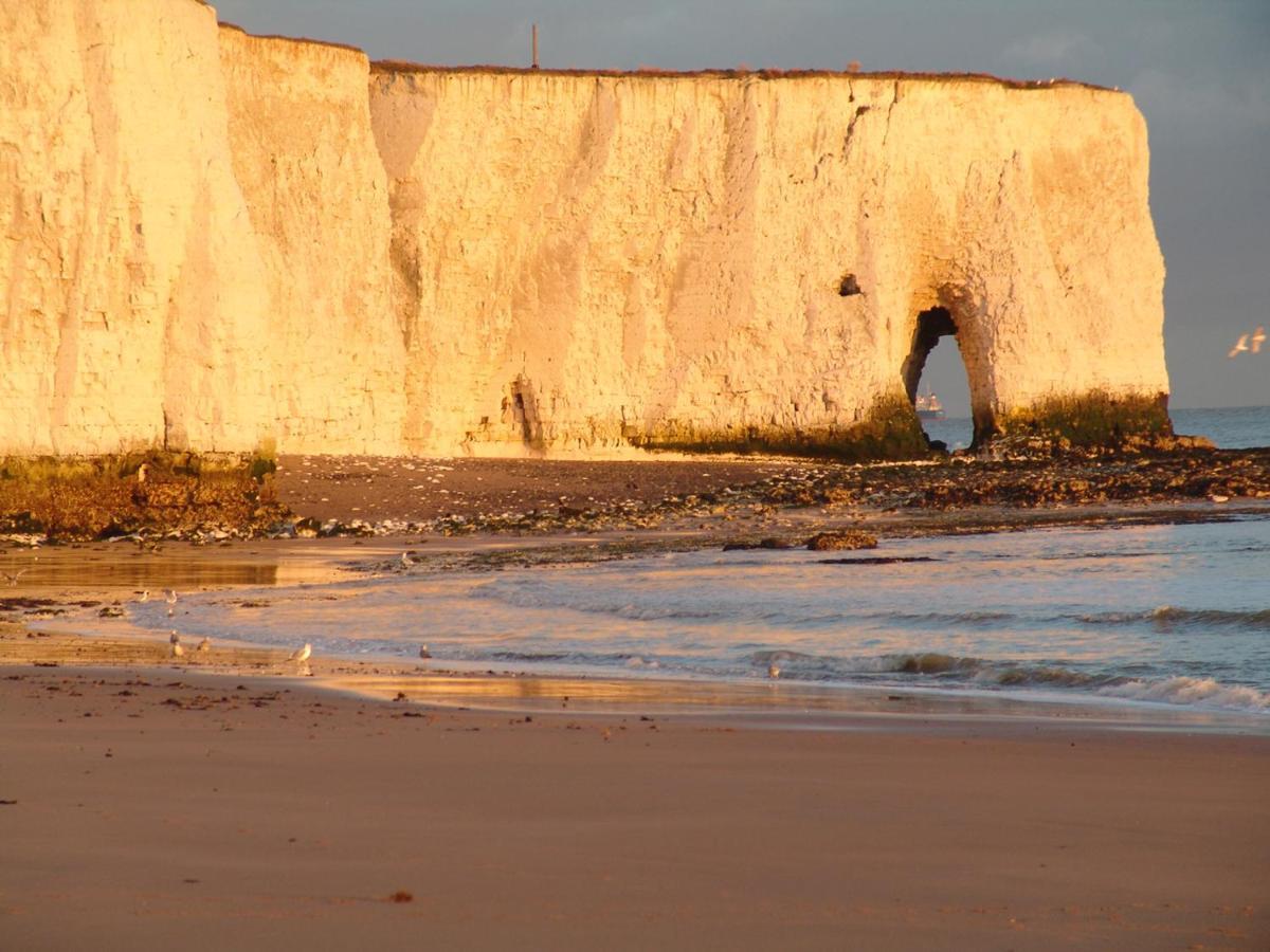 Broadstairs Beach Holiday Apartments - Direct Accessibility To Kingsgate Bay - With A Parking Space Exterior photo